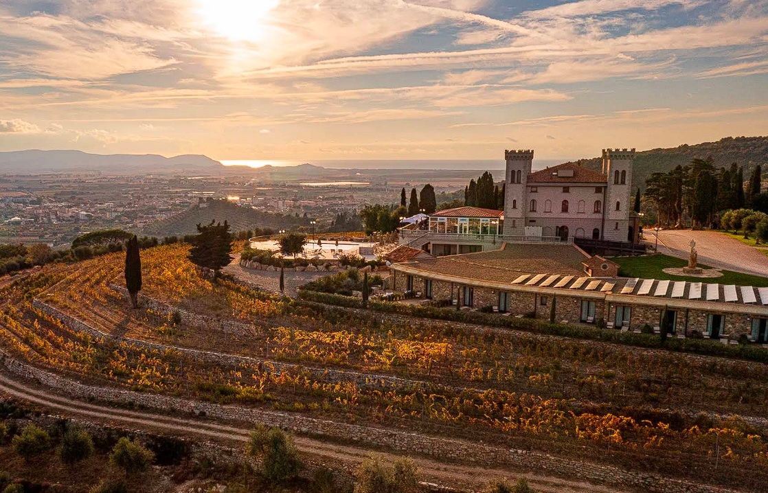 Castello con spa, vigneti e vista mare in vendita sulle colline della Costa degli Etruschi
