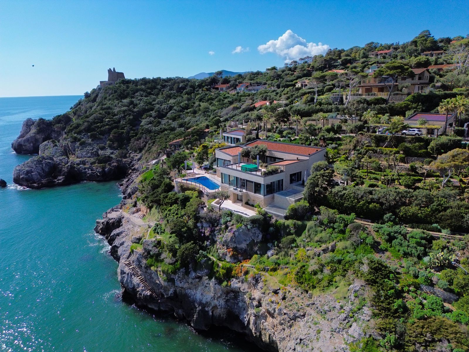 TENUTA DI LUSSO FRONTE MARE CON 5 RESIDENZE E ACCESSO PRIVATO AL MARE – ANSEDONIA