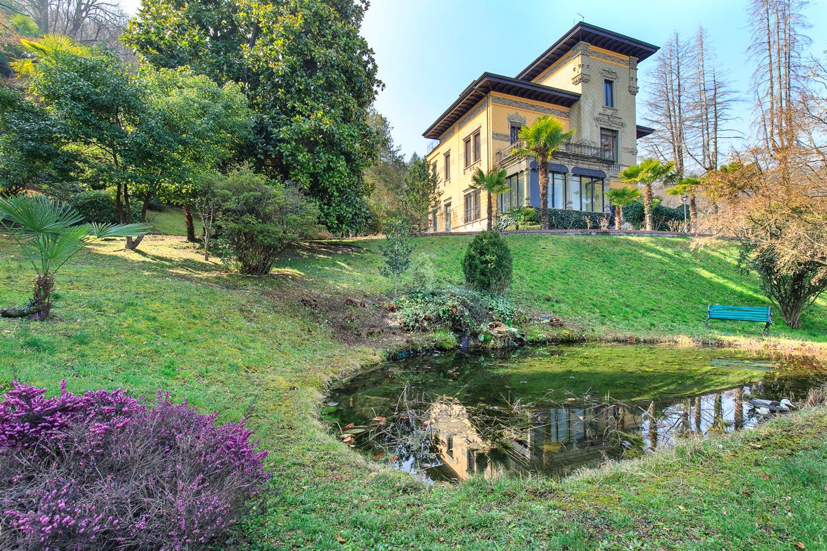 Villa Liberty d’Epoca con Parco Privato di 5.000 mq nel Cuore di Stresa – Lago Maggiore